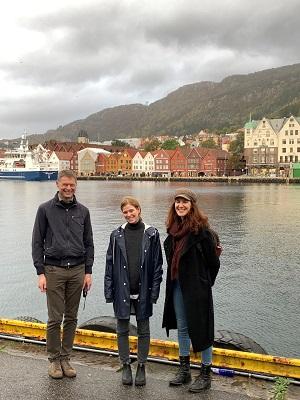 Max, Sara och Karin med Bergen i bakgrunden.