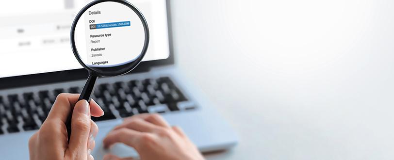 Dator med rapporten "Kartläggning av förlags riktlinjer för delning av forskningsdata" på Zenodo