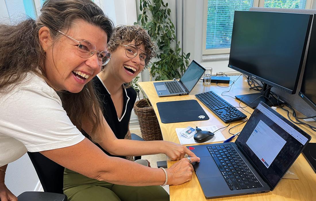 Madeleine Dutoit och Elin Hallman trycker på publicera-knappen i DORIS.