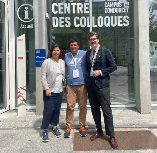 Tre svenska deltagare utanför konferenscentret i Paris.